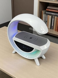 BT-3401 simsiz LED Bluetooth kolonkasi, soat va telefon uchun simsiz zaryadlash funksiyas