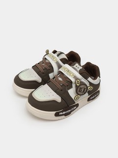 Bir qiz oyoq barmoqlarini soradi